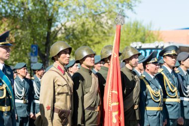Petropavlovsk, Kazakistan - 9 Mayıs 2016: 9 Mayıs 2016 Petropavlovsk, Kazakistan'daki zafer günü. Ölü savaş anısına. Üyeler mutlu.