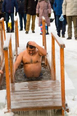 Petropavlovsk, Kazakistan - 19 Ocak 2018: vaftiz. Kışın buz delik insanlar yüzmek.