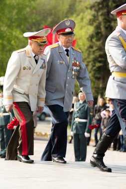 Petropavlovsk 7 Mayıs 2016: Resmi tatil. Defender'ı vatan günün Kazakistan'da 7 Mayıs kutladı. Asker ve askeri. Toplu kutlamalar insanlar.