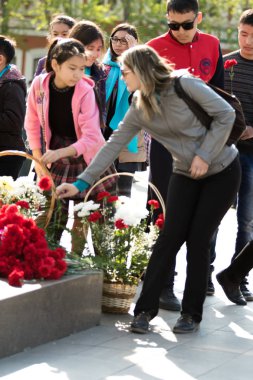 Petropavlovsk 7 Mayıs 2016: Resmi tatil. Defender'ı vatan günün Kazakistan'da 7 Mayıs kutladı. Asker ve askeri. Toplu kutlamalar insanlar.