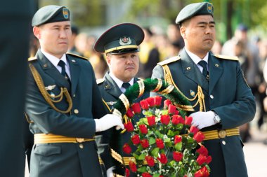 Petropavlovsk 7 Mayıs 2016: Resmi tatil. Defender'ı vatan günün Kazakistan'da 7 Mayıs kutladı. Asker ve askeri. Toplu kutlamalar insanlar.