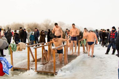 Petropavlovsk, Kazakistan - 19 Ocak 2018: vaftiz. Kışın buz delik insanlar yüzmek.