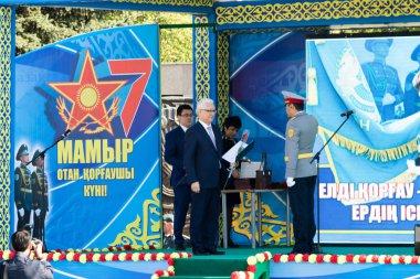 Petropavlovsk 7 Mayıs 2016: Resmi tatil. Defender'ı vatan günün Kazakistan'da 7 Mayıs kutladı. Asker ve askeri. Toplu kutlamalar insanlar.