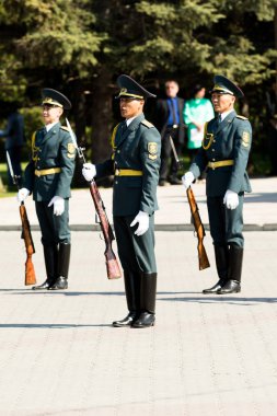 Petropavlovsk 7 Mayıs 2016: Resmi tatil. Defender'ı vatan günün Kazakistan'da 7 Mayıs kutladı. Asker ve askeri. Toplu kutlamalar insanlar.