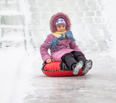 Petropavlovsk, Kazakistan - 13 Ocak 2019: Çocuk buzlu bir tepede binmek. Yetişkinler ve çocuklar parkta birlikte sakin ol.