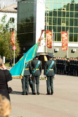 Petropavlovsk 7 Mayıs 2016: Resmi tatil. Defender'ı vatan günün Kazakistan'da 7 Mayıs kutladı. Asker ve askeri. Toplu kutlamalar insanlar.