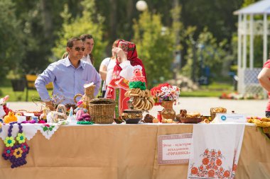 Petropavlovsk, Kazakistan - 28 Temmuz 2016: Festival, 80 yıl Kuzey Kazakistan bölgesi. Kitle kutlama etnik halk, geleneksel kostümleri insanlar sokaklarda Petropavlovsk kutlamak..