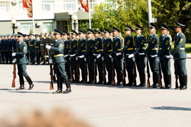 Petropavlovsk 7 Mayıs 2016: Resmi tatil. Defender'ı vatan günün Kazakistan'da 7 Mayıs kutladı. Asker ve askeri. Toplu kutlamalar insanlar.