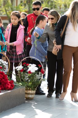 Petropavlovsk 7 Mayıs 2016: Resmi tatil. Defender'ı vatan günün Kazakistan'da 7 Mayıs kutladı. Asker ve askeri. Toplu kutlamalar insanlar.