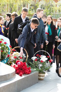 Petropavlovsk 7 Mayıs 2016: Resmi tatil. Defender'ı vatan günün Kazakistan'da 7 Mayıs kutladı. Asker ve askeri. Toplu kutlamalar insanlar.