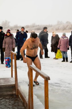 Petropavlovsk, Kazakistan - 19 Ocak 2018: vaftiz. Kışın buz delik insanlar yüzmek.
