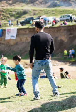 Kazakistan, Çimkent - 9 Nisan 2017. Erkekler kadınlar kadınlar çocuk dağlar bahar. Jöle manzara manzara.