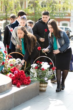 Petropavlovsk 7 Mayıs 2016: Resmi tatil. Defender'ı vatan günün Kazakistan'da 7 Mayıs kutladı. Asker ve askeri. Toplu kutlamalar insanlar.