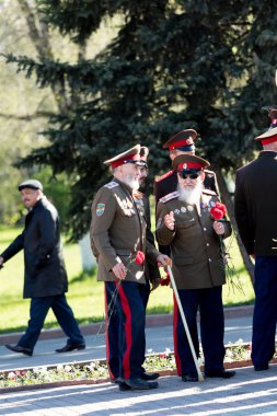 Petropavlovsk, Kazakistan - 9 Mayıs 2016: 9 Mayıs 2016 Petropavlovsk, Kazakistan'daki zafer günü. Ölü savaş anısına. Üyeler mutlu.