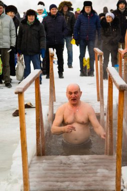 Petropavlovsk, Kazakistan - 19 Ocak 2018: vaftiz. Kışın buz delik insanlar yüzmek.