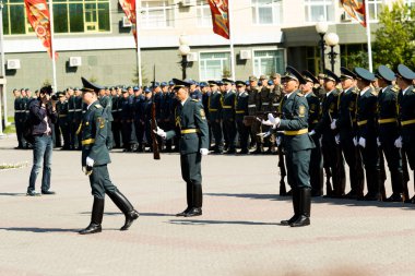 Petropavlovsk 7 Mayıs 2016: Resmi tatil. Defender'ı vatan günün Kazakistan'da 7 Mayıs kutladı. Asker ve askeri. Toplu kutlamalar insanlar.