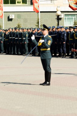 Petropavlovsk 7 Mayıs 2016: Resmi tatil. Defender'ı vatan günün Kazakistan'da 7 Mayıs kutladı. Asker ve askeri. Toplu kutlamalar insanlar.