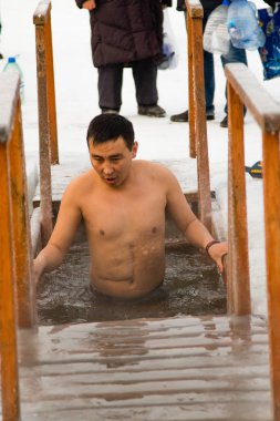 Petropavlovsk, Kazakistan - 19 Ocak 2018: vaftiz. Kışın buz delik insanlar yüzmek.