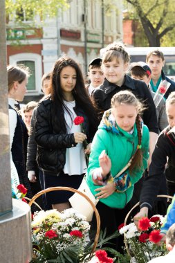 Petropavlovsk 7 Mayıs 2016: Resmi tatil. Defender'ı vatan günün Kazakistan'da 7 Mayıs kutladı. Asker ve askeri. Toplu kutlamalar insanlar.