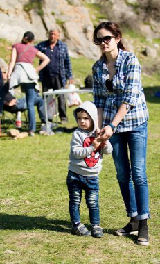 Kazakistan, Çimkent - 9 Nisan 2017. Erkekler kadınlar kadınlar çocuk dağlar bahar. Jöle manzara manzara.
