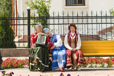 Petropavlovsk, Kazakistan - 28 Temmuz 2016: Festival, 80 yıl Kuzey Kazakistan bölgesi. Kitle kutlama etnik halk, geleneksel kostümleri insanlar sokaklarda Petropavlovsk kutlamak..