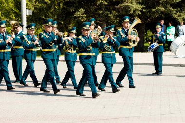 Petropavlovsk 7 Mayıs 2016: Resmi tatil. Defender'ı vatan günün Kazakistan'da 7 Mayıs kutladı. Asker ve askeri. Toplu kutlamalar insanlar.