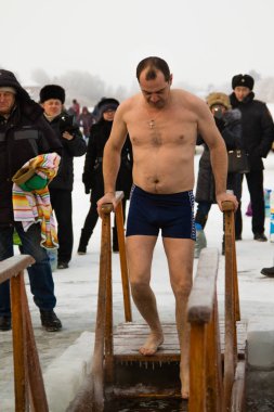 Petropavlovsk, Kazakistan - 19 Ocak 2018: vaftiz. Kışın buz delik insanlar yüzmek.