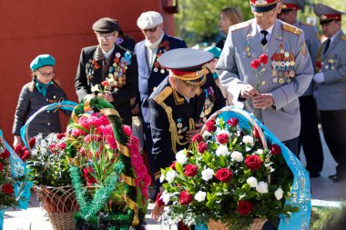 Petropavlovsk, Kazakistan - 9 Mayıs 2016: 9 Mayıs 2016 Petropavlovsk, Kazakistan'daki zafer günü. Ölü savaş anısına. Üyeler mutlu.