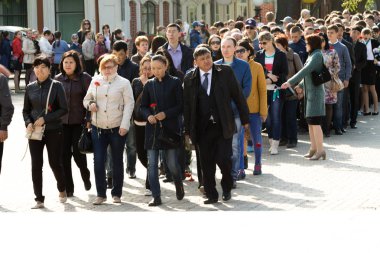 Petropavlovsk 7 Mayıs 2016: Resmi tatil. Defender'ı vatan günün Kazakistan'da 7 Mayıs kutladı. Asker ve askeri. Toplu kutlamalar insanlar.