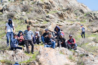 Kazakistan, Çimkent - 9 Nisan 2017. Erkekler kadınlar kadınlar çocuk dağlar bahar. Jöle manzara manzara.