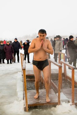 Petropavlovsk, Kazakistan - 19 Ocak 2018: vaftiz. Kışın buz delik insanlar yüzmek.