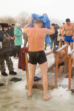 Petropavlovsk, Kazakistan - 19 Ocak 2018: vaftiz. Kışın buz delik insanlar yüzmek.