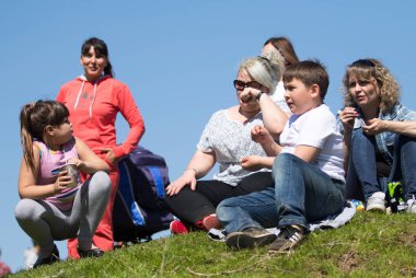 Kazakistan, Çimkent - 9 Nisan 2017. Erkekler kadınlar kadınlar çocuk dağlar bahar. Jöle manzara manzara.