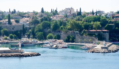 Antalya, Türkiye - 21 Haziran 2017: Bir tatil beldesi Antalya eski liman tekneler vardır.