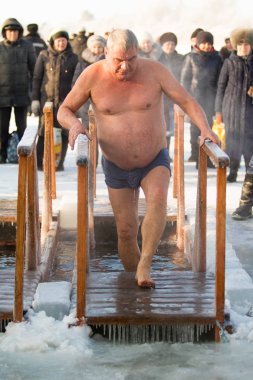 Petropavlovsk, Kazakistan - 19 Ocak 2018: vaftiz. Kışın buz delik insanlar yüzmek.