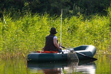 Petropavlovsk, Kazakistan - 28 Temmuz 2018: İnsanlar göl kenarında lastik gemilerde balıkçılar, balık. Lake Pestroe, Petropavlovsk, Kazakistan.