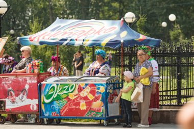 Petropavlovsk, Kazakistan - 28 Temmuz 2016: Festival, 80 yıl Kuzey Kazakistan bölgesi. Kitle kutlama etnik halk, geleneksel kostümleri insanlar sokaklarda Petropavlovsk kutlamak..