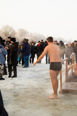 Petropavlovsk, Kazakistan - 19 Ocak 2018: vaftiz. Kışın buz delik insanlar yüzmek.