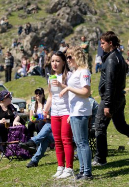 Kazakistan, Çimkent - 9 Nisan 2017. Erkekler kadınlar kadınlar çocuk dağlar bahar. Jöle manzara manzara.