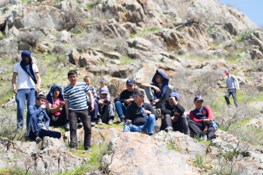 Kazakistan, Çimkent - 9 Nisan 2017. Erkekler kadınlar kadınlar çocuk dağlar bahar. Jöle manzara manzara.