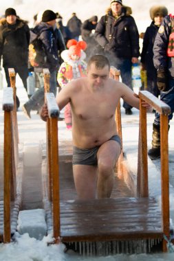 Petropavlovsk, Kazakistan - 19 Ocak 2018: vaftiz. Kışın buz delik insanlar yüzmek.