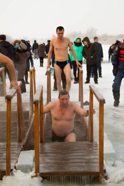 Petropavlovsk, Kazakistan - 19 Ocak 2018: vaftiz. Kışın buz delik insanlar yüzmek.