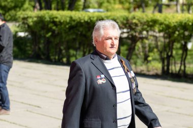 Petropavlovsk, Kazakistan - 9 Mayıs 2016: 9 Mayıs 2016 Petropavlovsk, Kazakistan'daki zafer günü. Ölü savaş anısına. Üyeler mutlu.