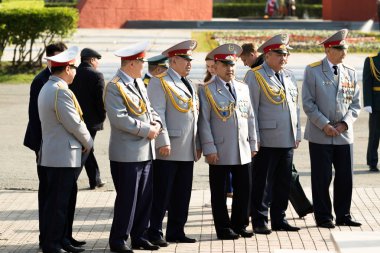 Petropavlovsk 7 Mayıs 2016: Resmi tatil. Defender'ı vatan günün Kazakistan'da 7 Mayıs kutladı. Asker ve askeri. Toplu kutlamalar insanlar.