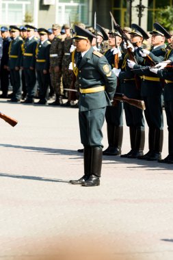 Petropavlovsk 7 Mayıs 2016: Resmi tatil. Defender'ı vatan günün Kazakistan'da 7 Mayıs kutladı. Asker ve askeri. Toplu kutlamalar insanlar.