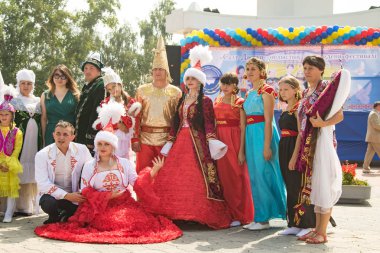 Petropavlovsk, Kazakistan - 28 Temmuz 2016: Festival, 80 yıl Kuzey Kazakistan bölgesi. Kitle kutlama etnik halk, geleneksel kostümleri insanlar sokaklarda Petropavlovsk kutlamak..
