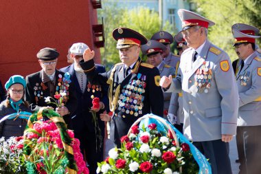 Petropavlovsk, Kazakistan - 9 Mayıs 2016: 9 Mayıs 2016 Petropavlovsk, Kazakistan'daki zafer günü. Ölü savaş anısına. Üyeler mutlu.