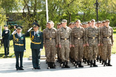 Petropavlovsk 7 Mayıs 2016: Resmi tatil. Defender'ı vatan günün Kazakistan'da 7 Mayıs kutladı. Asker ve askeri. Toplu kutlamalar insanlar.