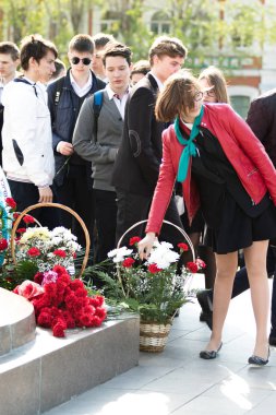 Petropavlovsk 7 Mayıs 2016: Resmi tatil. Defender'ı vatan günün Kazakistan'da 7 Mayıs kutladı. Asker ve askeri. Toplu kutlamalar insanlar.