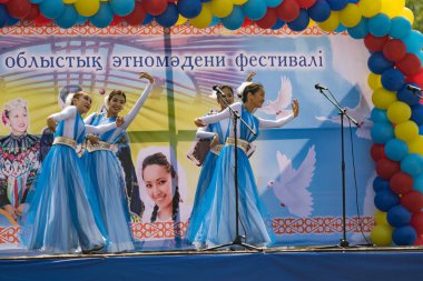 Petropavlovsk, Kazakistan - 28 Temmuz 2016: Festival, 80 yıl Kuzey Kazakistan bölgesi. Kitle kutlama etnik halk, geleneksel kostümleri insanlar sokaklarda Petropavlovsk kutlamak..